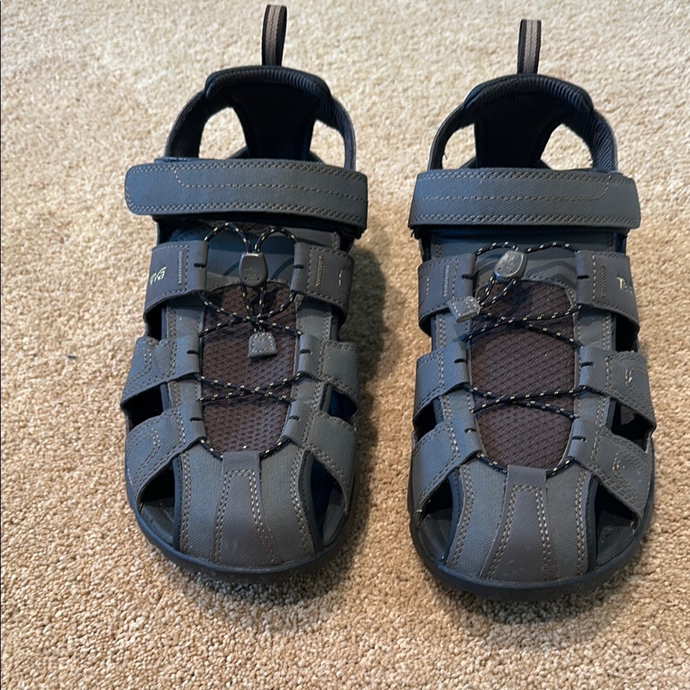 Men’s Teva Forebay water sandal - like new!